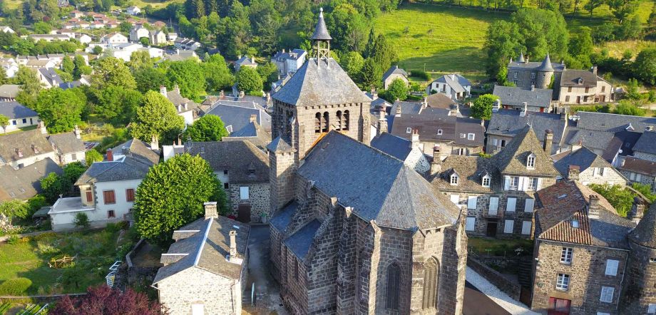 Vue générale de l'église de Saint-Martin-Valmeroux
